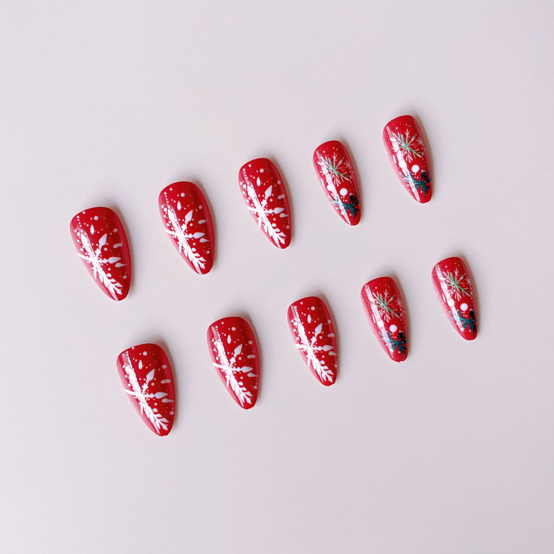 Kunstnagelset mit weihnachtlichen Motiven und handgefertigten Verzierungen Karnz