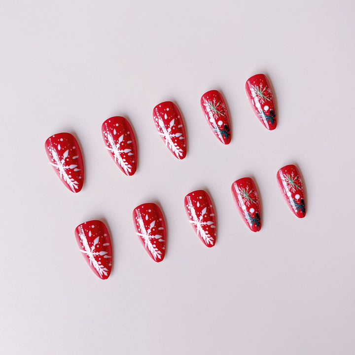 Kunstnagelset mit weihnachtlichen Motiven und handgefertigten Verzierungen Karnz
