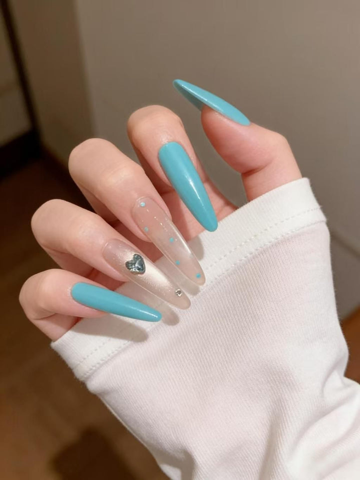 Stiletto-Nagelkunstverlängerungen mit Herzakzenten