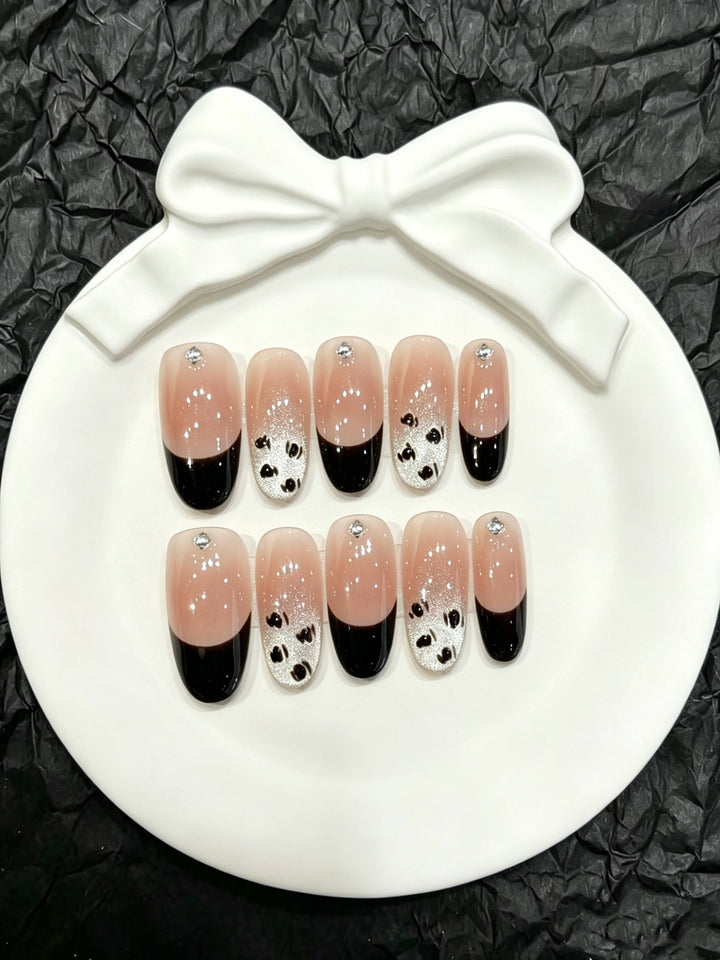 Künstlerische Press-On Nägel mit Panda-Design