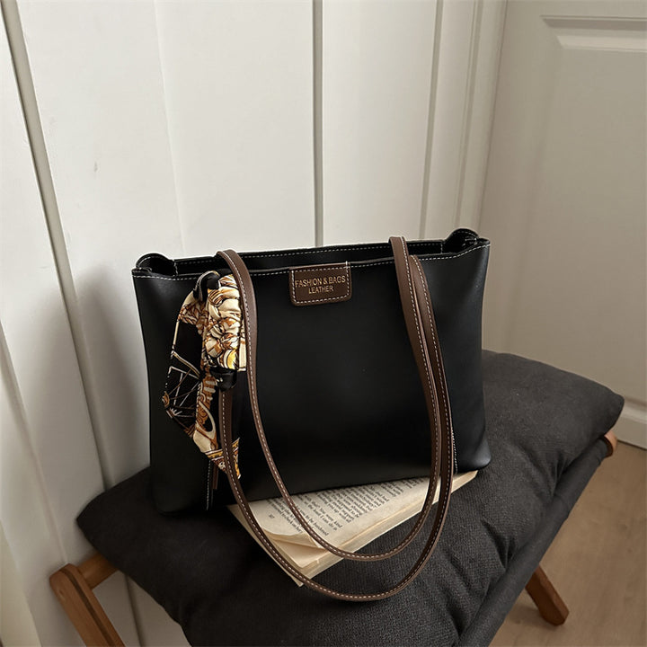 Elegante Leder Tragetasche mit dekorativem Schal