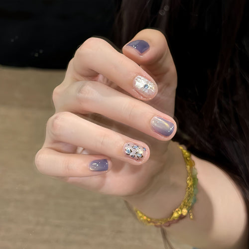 Glamouröse Kunstnägel mit Eleganten Glitzerelementen Karnz