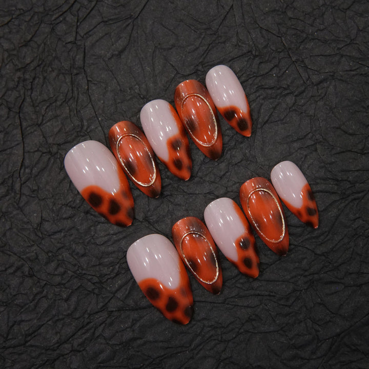 Stylisches Stiletto Press-On-Nagel-Set mit Schmuckakzenten