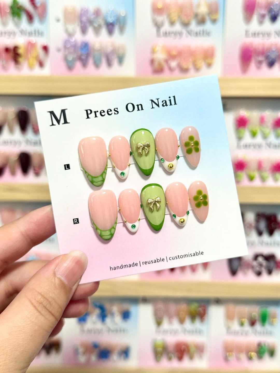 Handgemachtes Floral-Akzent Press-On Nagelkunstset