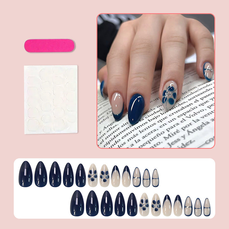 Kunstnagelset mit eleganten blauen und nude Farbakzenten Karnz