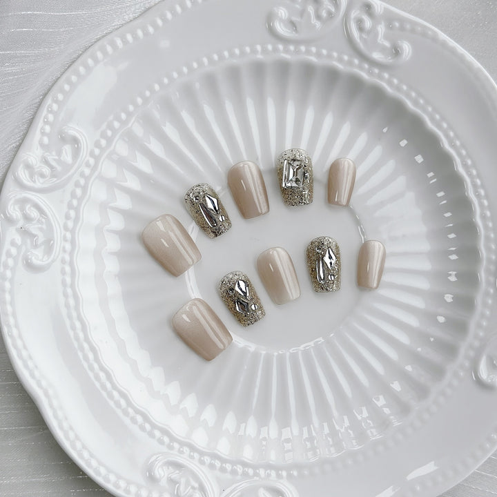 Glamouröse Press-On Nagelset mit glänzenden dekorativen Akzenten