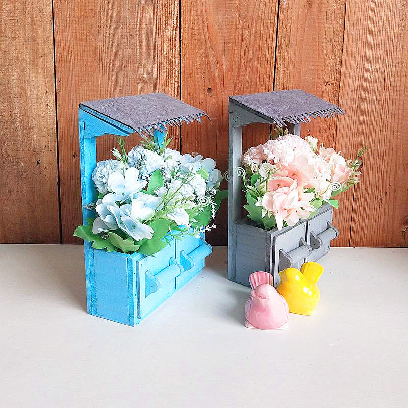 Dekorativer Blumentopf mit Dach
