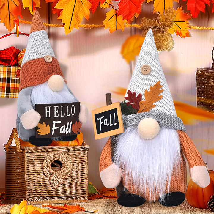 Herbstliche handgefertigte Deko‑Wichtelfigur mit Strickmütze, Filzlaub‑Applikation und Kürbisdetail