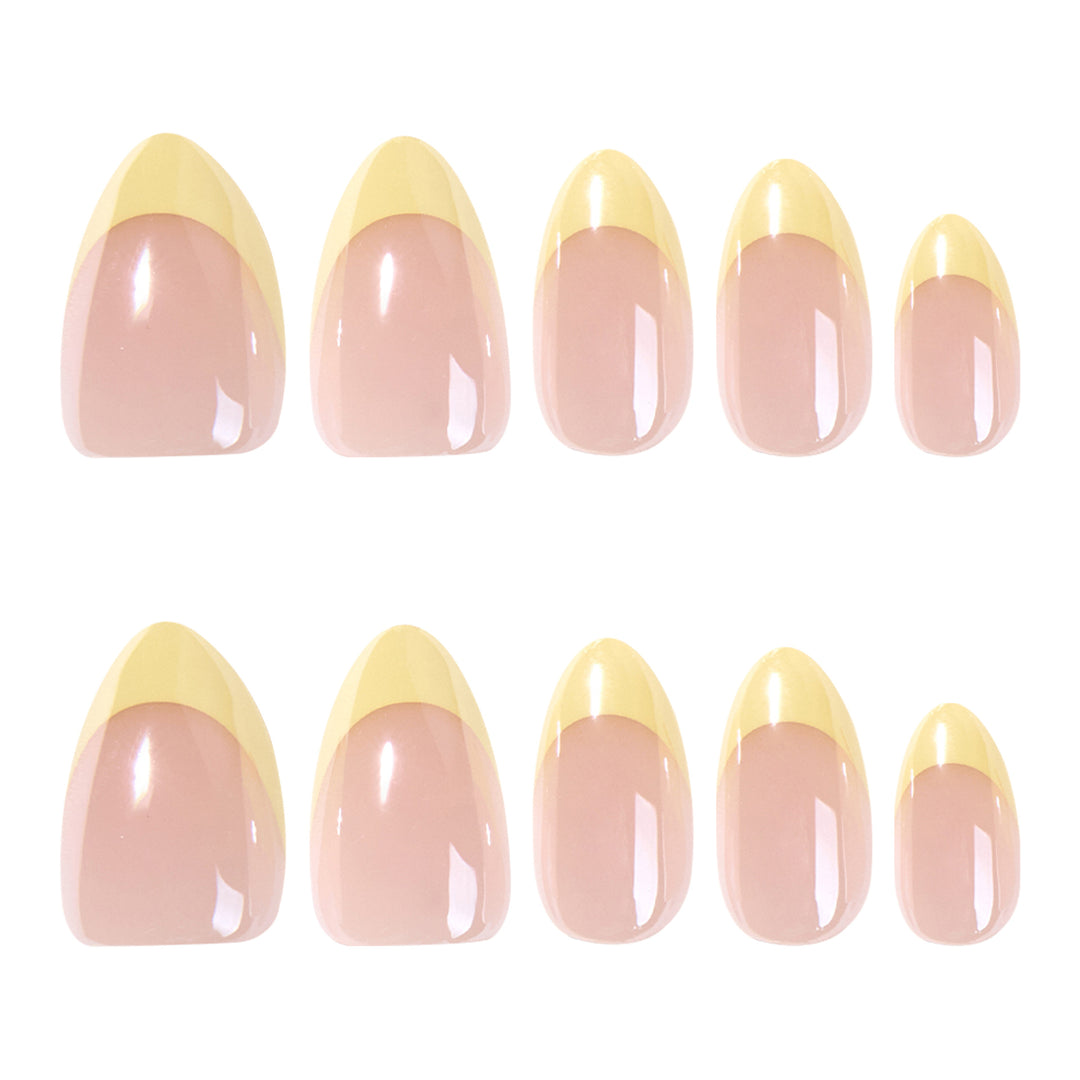 Elegante und raffinierte Nagelkunst mit schimmerndem French-Tip Karnz