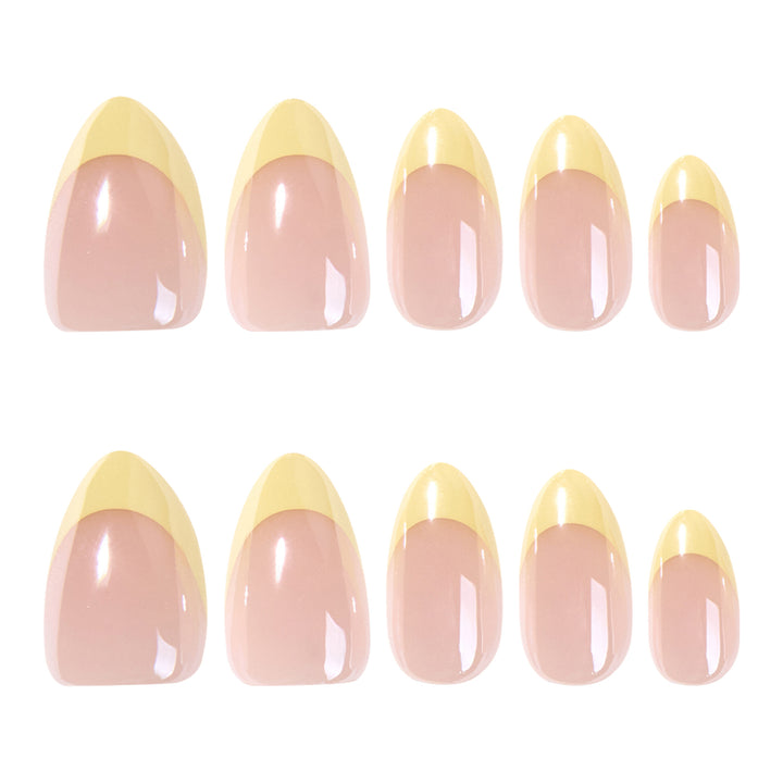 Elegante und raffinierte Nagelkunst mit schimmerndem French-Tip Karnz
