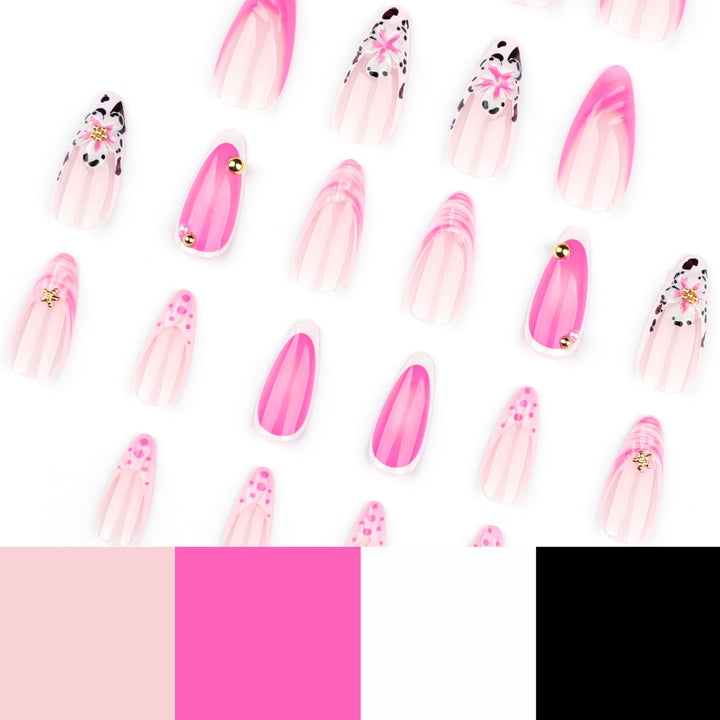 Kunstvolle Nagelverlängerungen mit floralen Akzenten und Glitzer Karnz