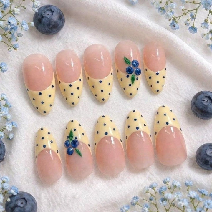 Dekoratives Press-On Nagelkunst Set Karnz