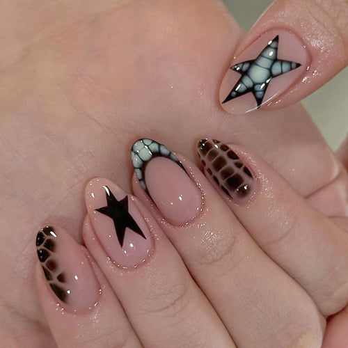 Künstlerisches Press-on-Nagelset mit Stern- und Tierdruckakzenten Karnz
