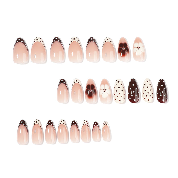 Kunstvolle Nailart mit floralem Design und verschiedenen Mustern Karnz