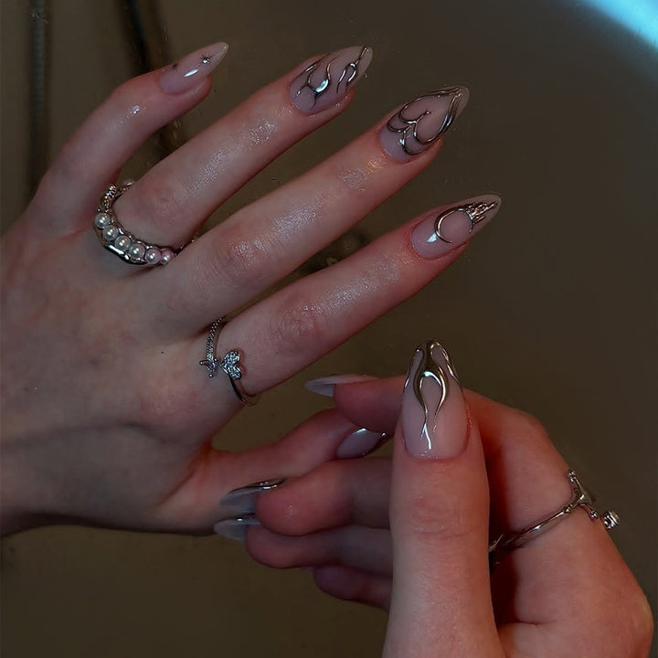 Dekoratives Press-On-Nagelkunst-Set mit metallischen Flammenakzenten Karnz
