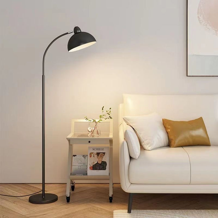 Moderne gewölbte Stehlampe mit verstellbarem Schirm