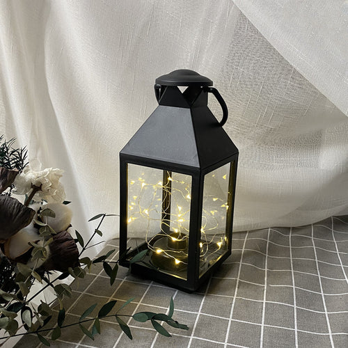 Dekorative Metall- und Glaslaterne mit warmen LED-Feenlichtern Karnz