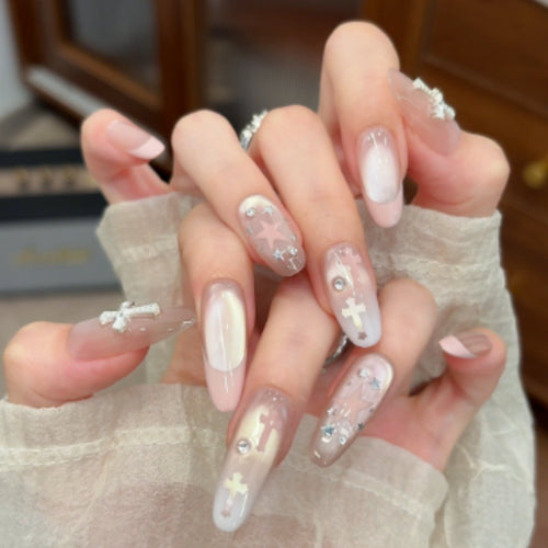 Künstlerisches Press-On-Nagelset mit dekorativen Kreuzakzenten