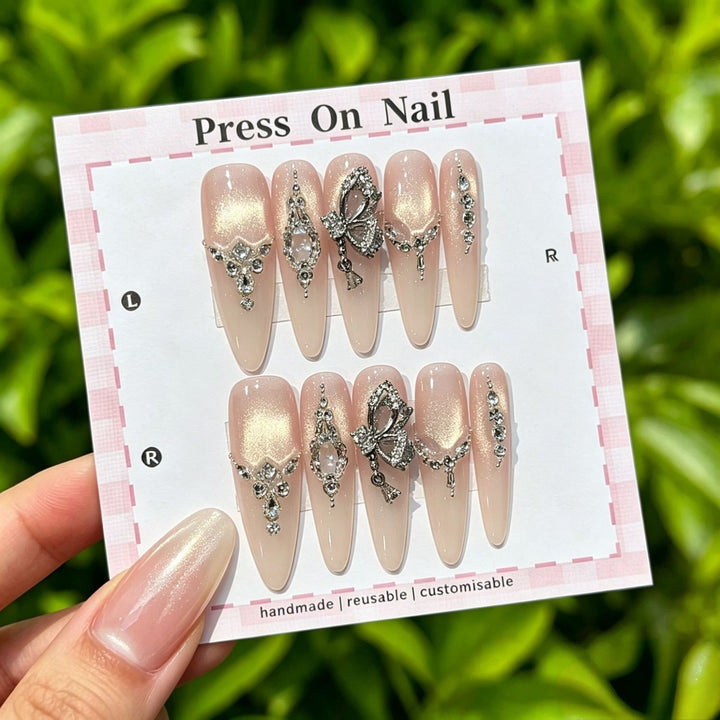 Künstlerisches Press-On Nagelset mit floralen und gemusterten Designs