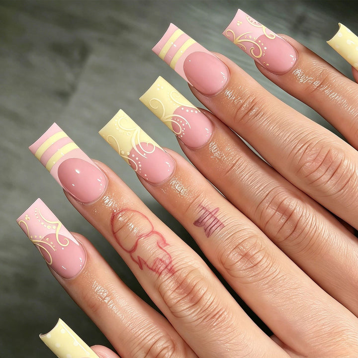 Dekorative lange Press-On Nagelkunst Tipps Karnz