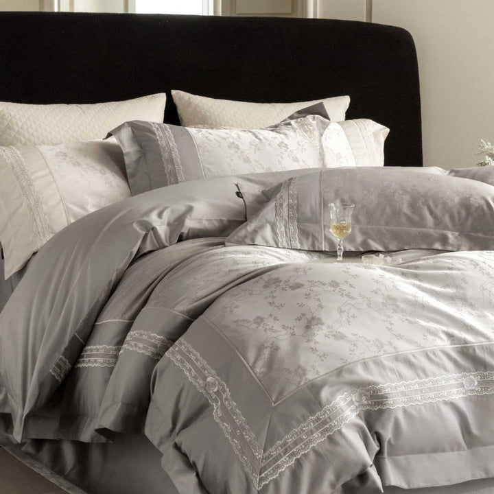 Luxuriöses Satin-Bettwäsche-Set mit filigraner Stickerei
