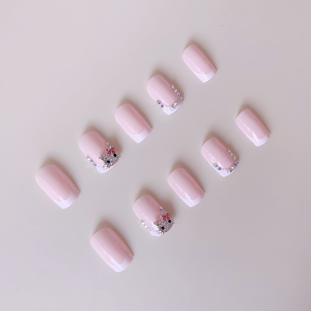 Kunstnagelset mit stilvollen Strassverzierungen Karnz
