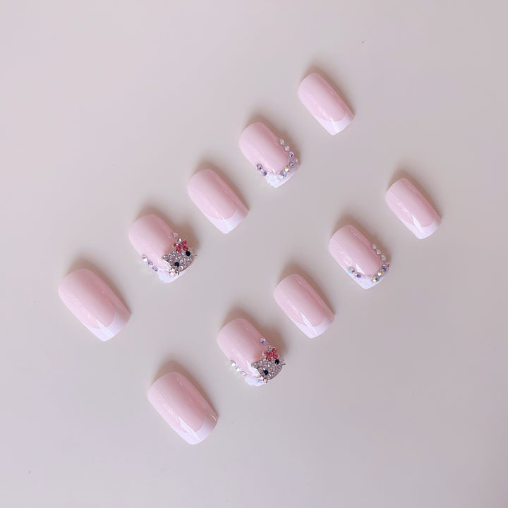 Kunstnagelset mit stilvollen Strassverzierungen Karnz