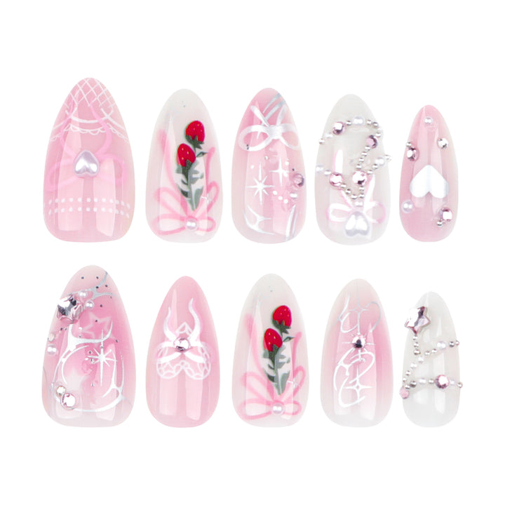 Künstliche Nagelkunst mit romantischem Design und Glitzerakzenten Karnz