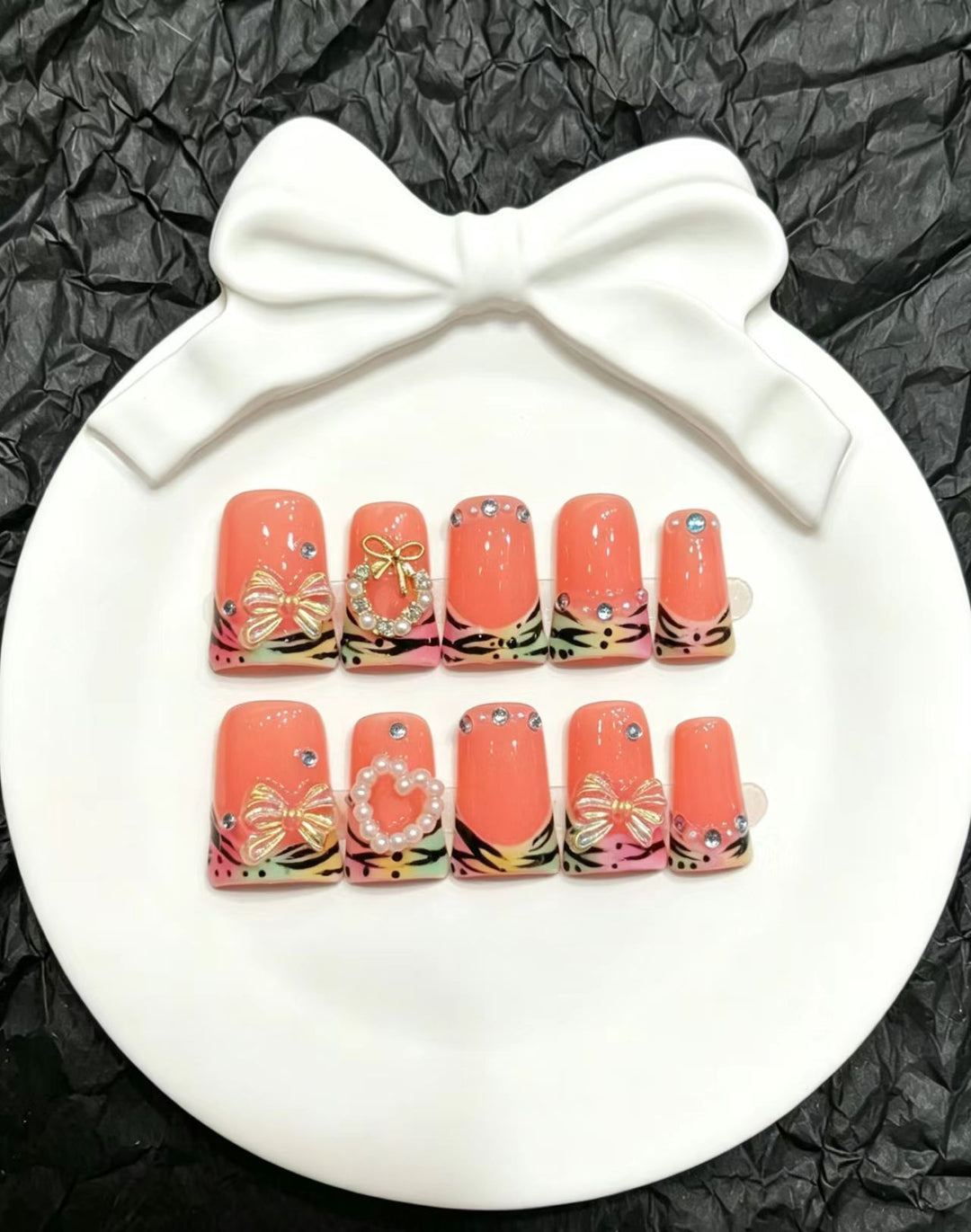 Dekoratives Press-On Nagelset mit eleganten Blumen- und Schleifenakzenten