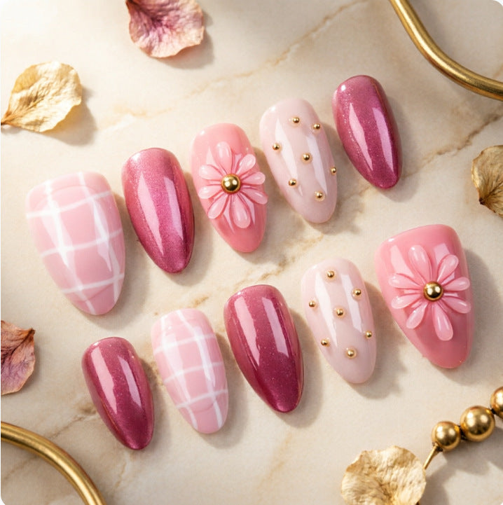 Kunstnägel mit Floralen Designs Karnz
