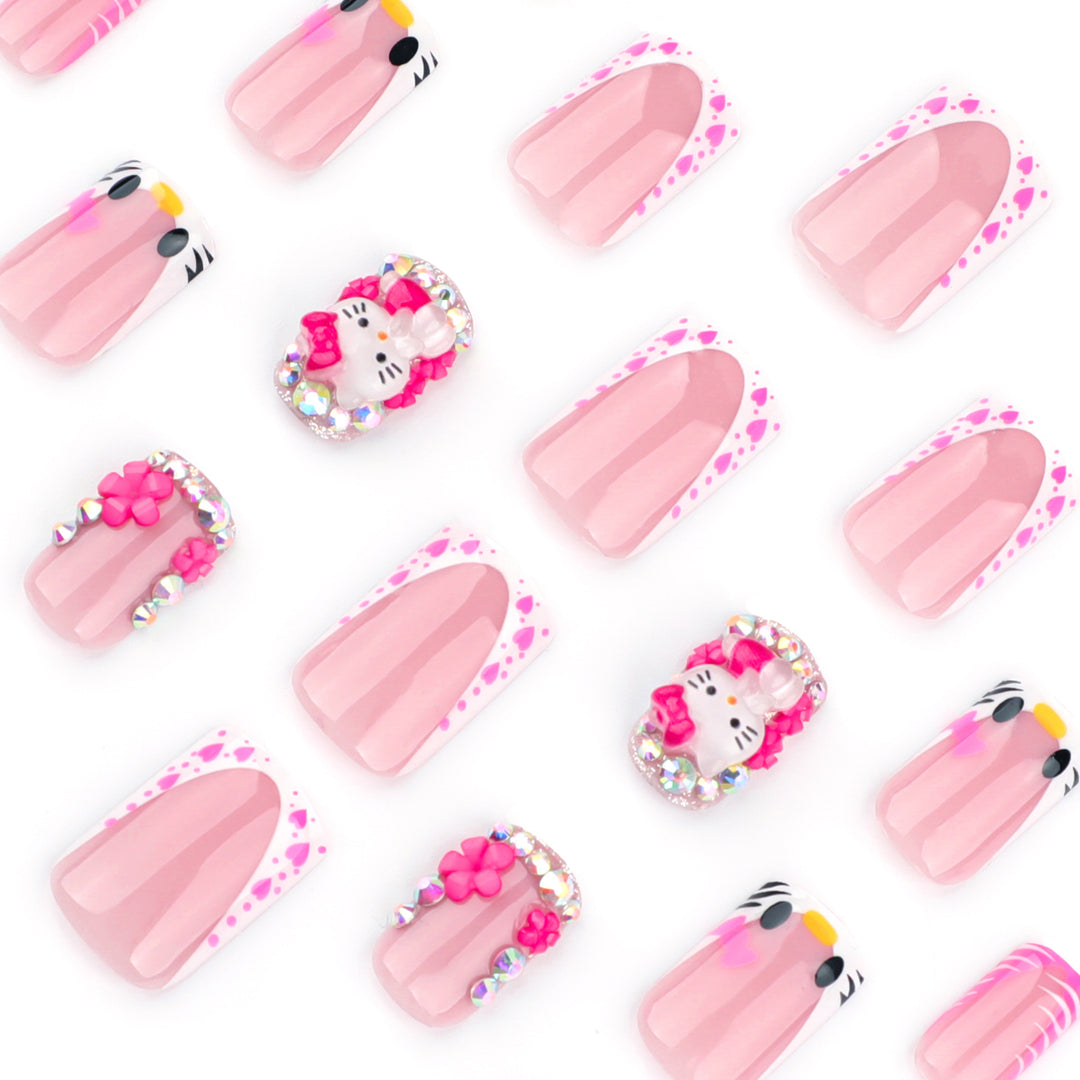 Kunstvolle Nagelkunst mit Tiermotiven und Glitzerakzenten Karnz