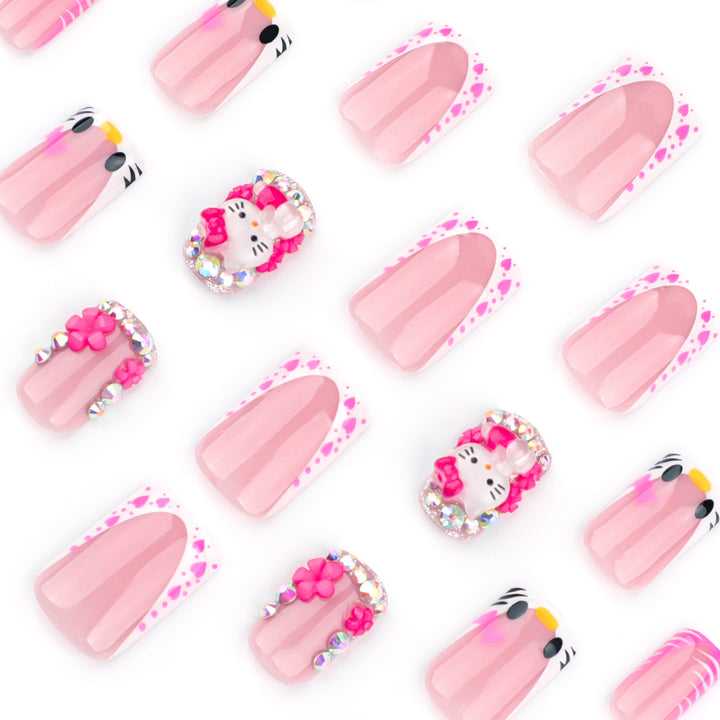 Kunstvolle Nagelkunst mit Tiermotiven und Glitzerakzenten Karnz