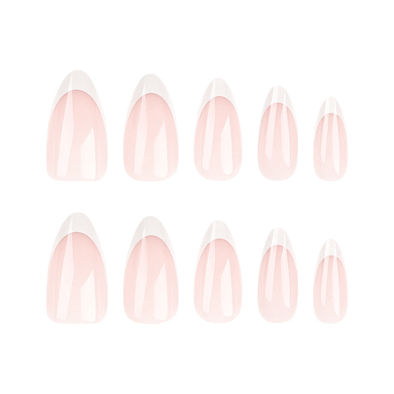 Hochwertige Nagelkunst im eleganten French-Tip Design Karnz