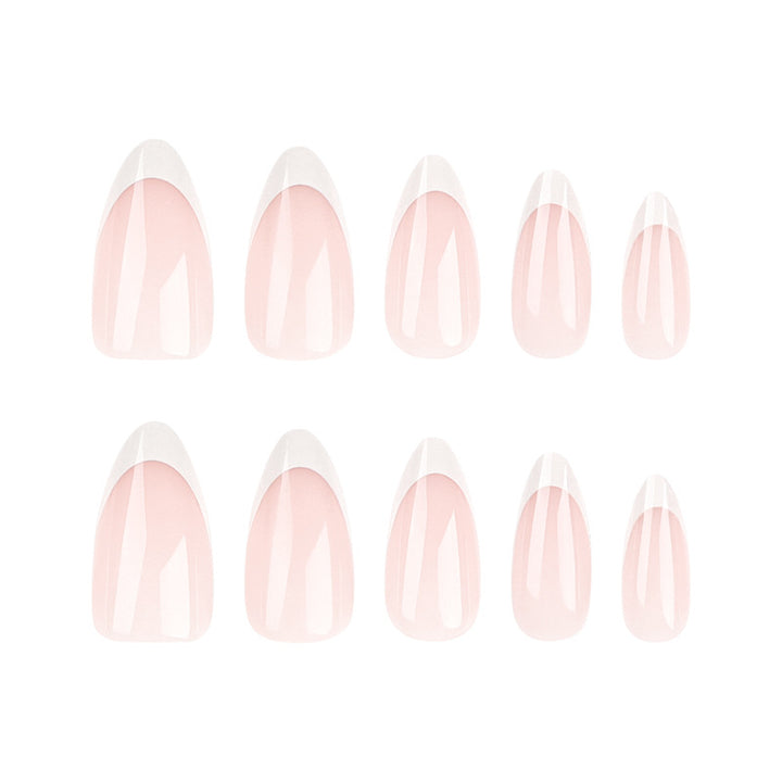 Hochwertige Nagelkunst im eleganten French-Tip Design Karnz