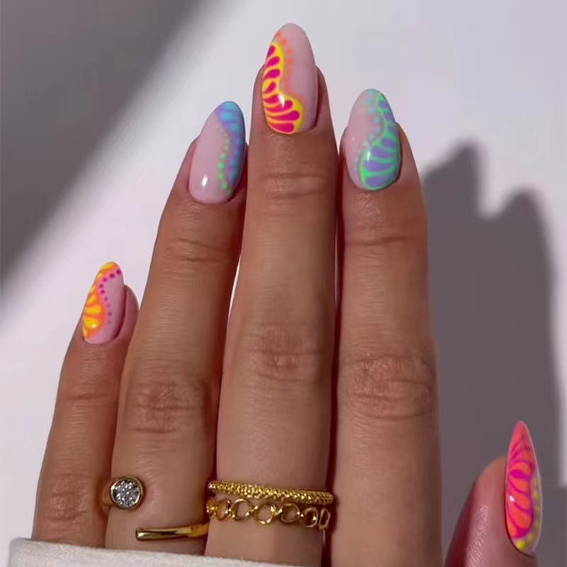 Kunstnagelset mit buntem Farbverlauf und kreativen Designs Karnz