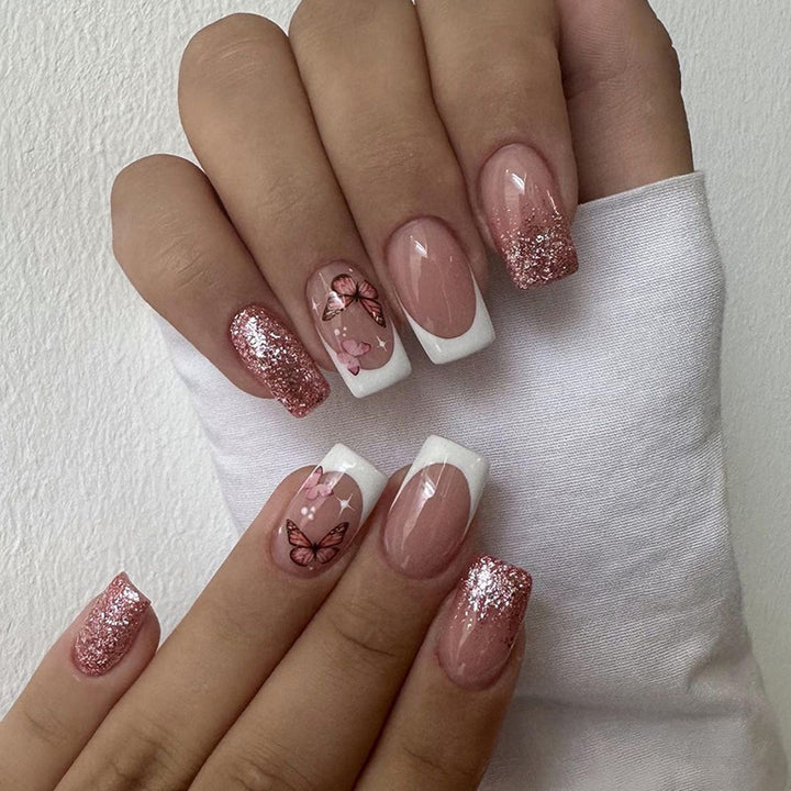 Dekorative Schmetterling- und Glitter-Nagelkunst Karnz
