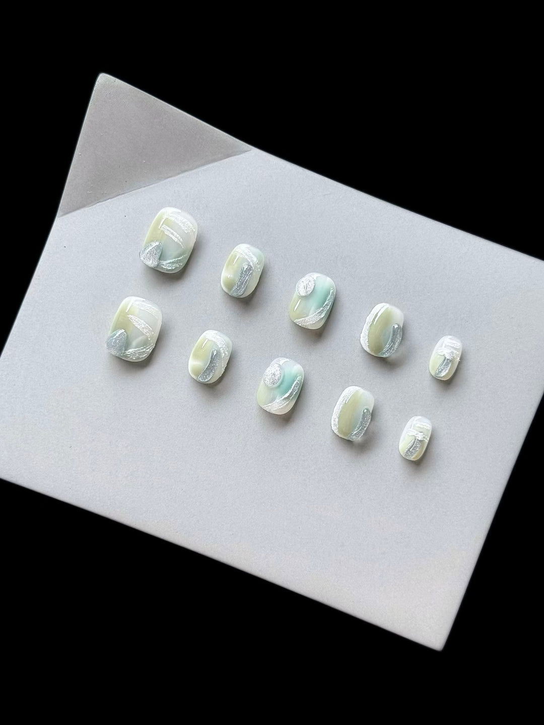 Künstlerisches Press-On-Nagelset mit glänzendem Marmor-Design
