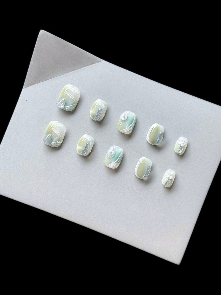 Künstlerisches Press-On-Nagelset mit glänzendem Marmor-Design