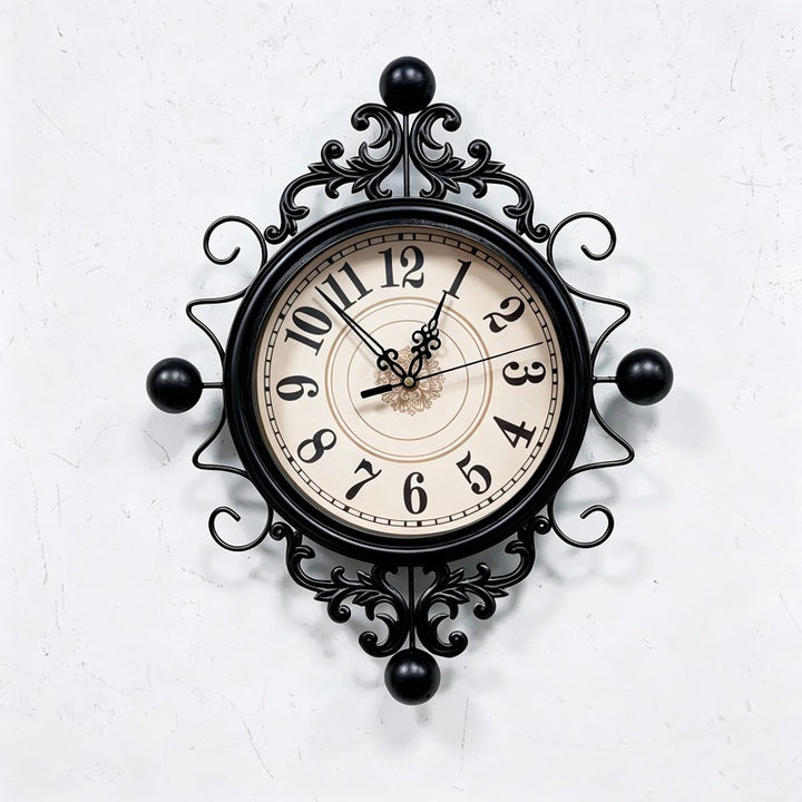 Vintage Dekorative Wanduhr mit Ornamentalem Design Karnz