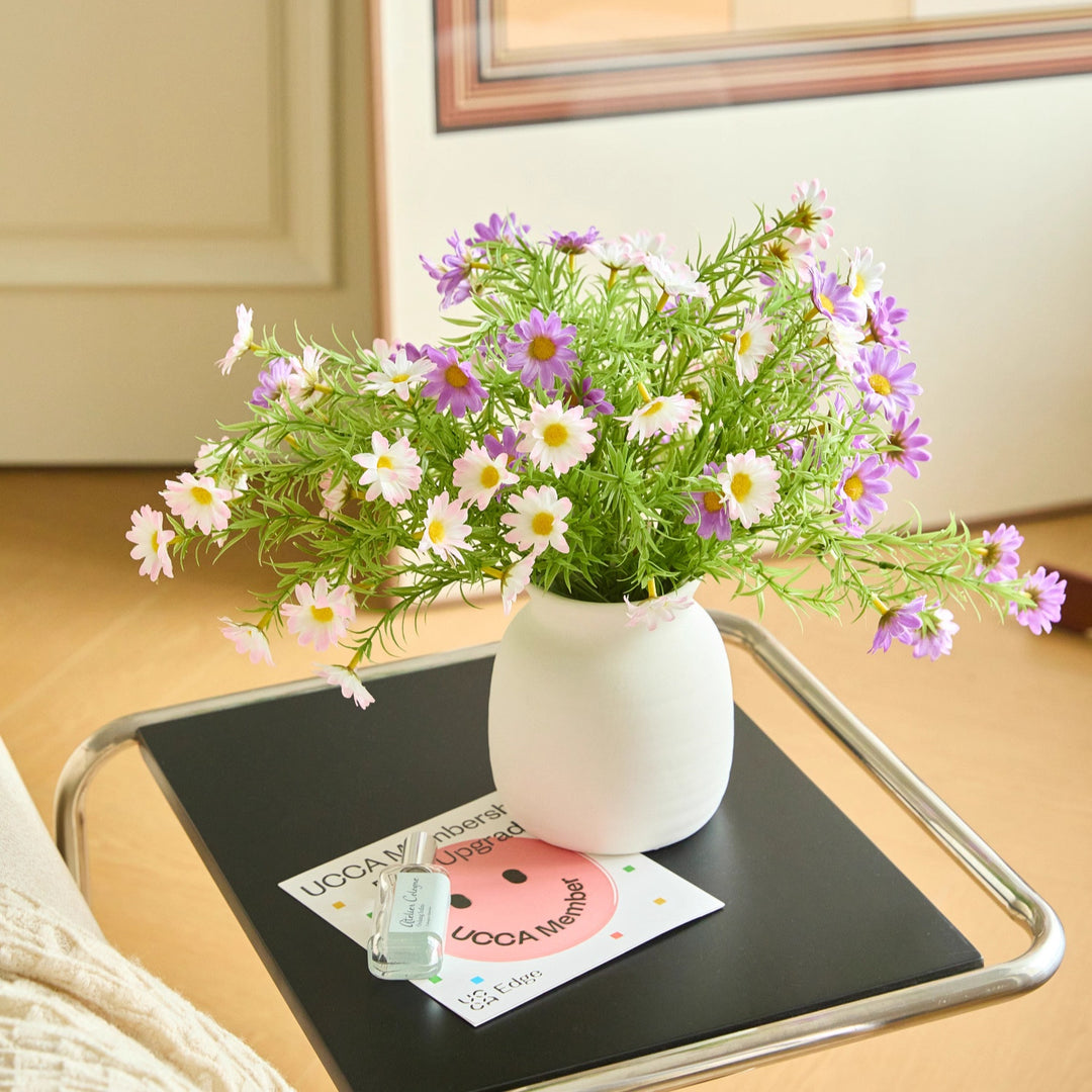 Minimalistische matte Keramikvase mit naturähnlichem Kunstgänseblümchenstrauß