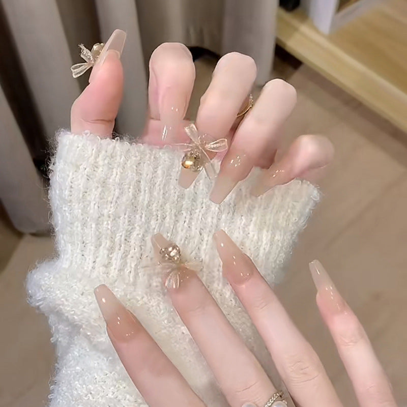 Kunstnagelset mit eleganten 3D-Bloßen und filigranen Akzenten Karnz