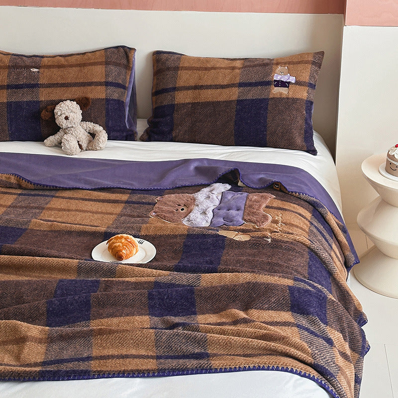 Kuscheldecke kariert mit applizierten Tiermotiven und weichem Veloursfutter