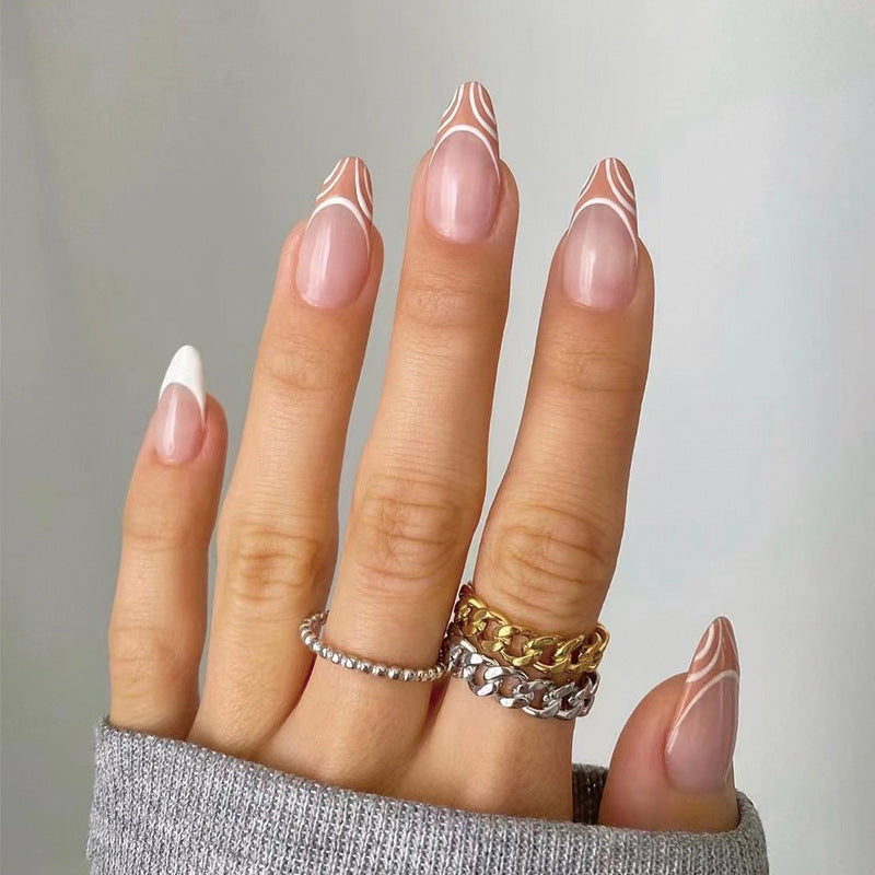 Elegante Nagelverlängerungen mit kreativem Design Karnz