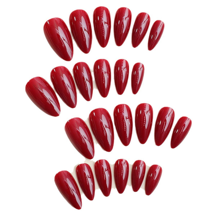 Kunstnagelset mit eleganten Stiletto-Spitzen und mattem Finish Karnz