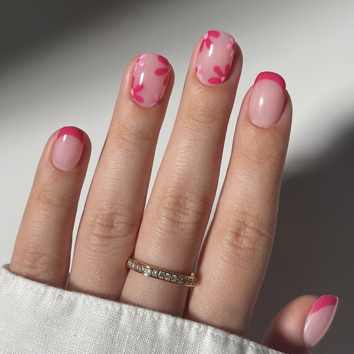 Kunstvolle Nagelverlängerungen mit blühendem Design Karnz