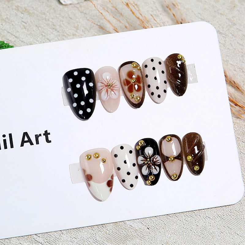 Kunstvolle Nagelspitzen mit Blumenmotiven Karnz
