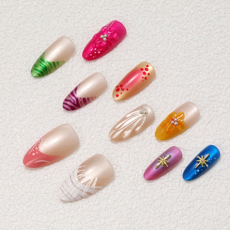 Kunstnagel-Set mit floralen und glitzernden Akzenten Karnz