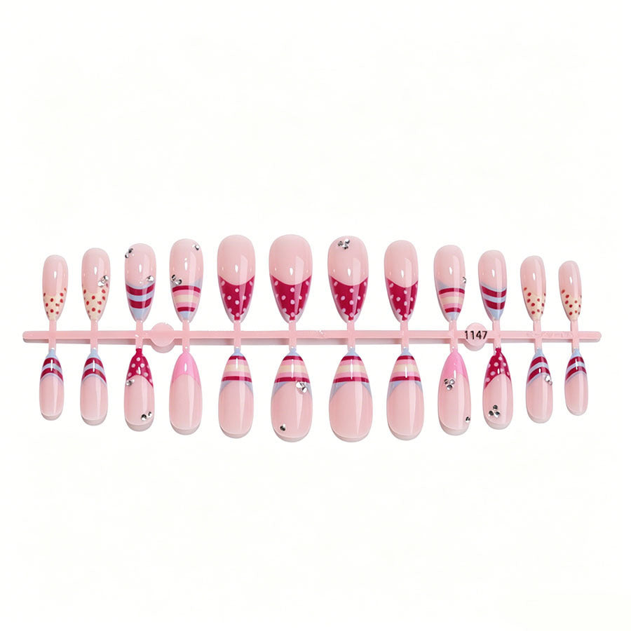 Kunstnagelset mit eleganten 3D-Details und kunstvollem Design Karnz