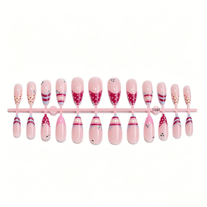 Kunstnagelset mit eleganten 3D-Details und kunstvollem Design Karnz