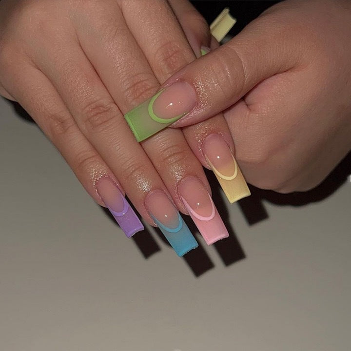 Kunstnagelset mit kreativen Farbverläufen und eleganten Design Karnz